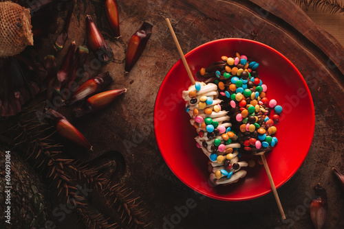 Sobremesa espetinho de chocolate com confetes photo