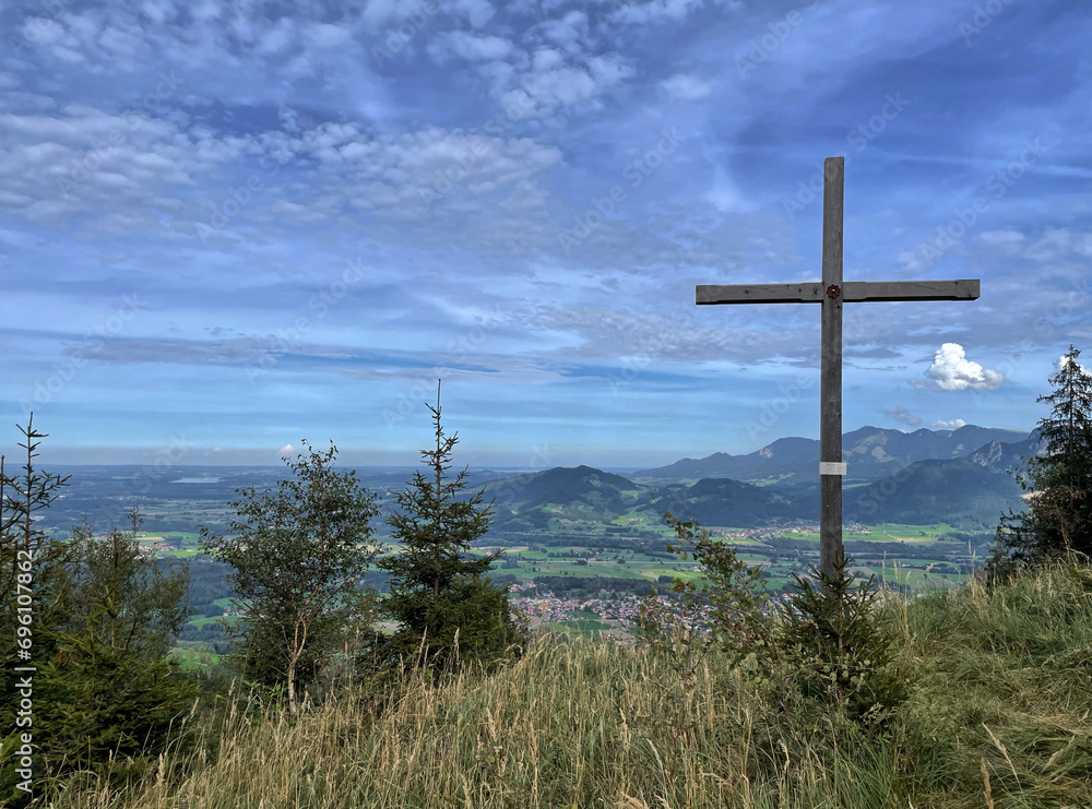 Das Jöchlkreuz über Brannenburg, Inntal, Alpen, Bayern, Deutschland Das Jöchlkreuz über Brannenburg, Inntal, Alpen, Bayern, Deutschland