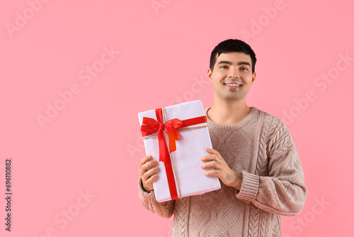 Young man with Christmas gi...