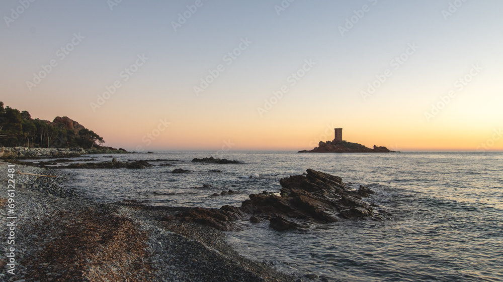 L'île d'Or à Saint Raphaël sur la Côte d'Azur, dans les lueurs d'un couchers de soleil en bord de mer