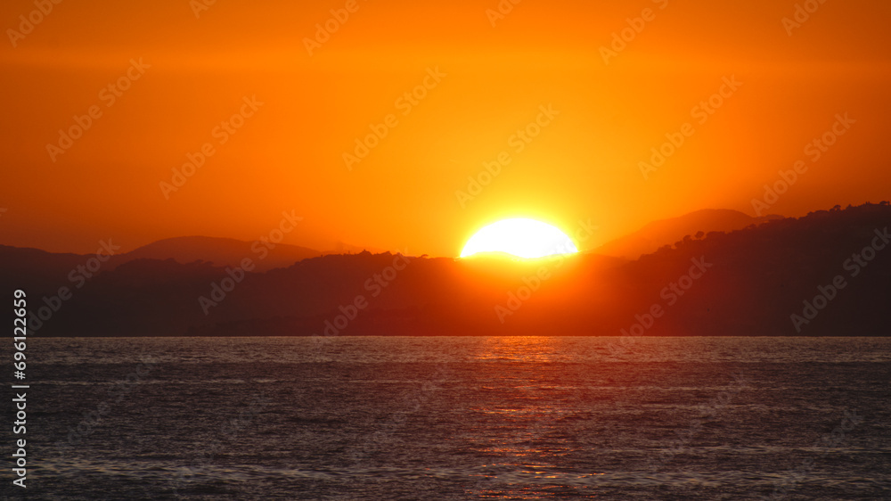 Superbe coucher de soleil en bord de mer avec de belles couleurs orangées
