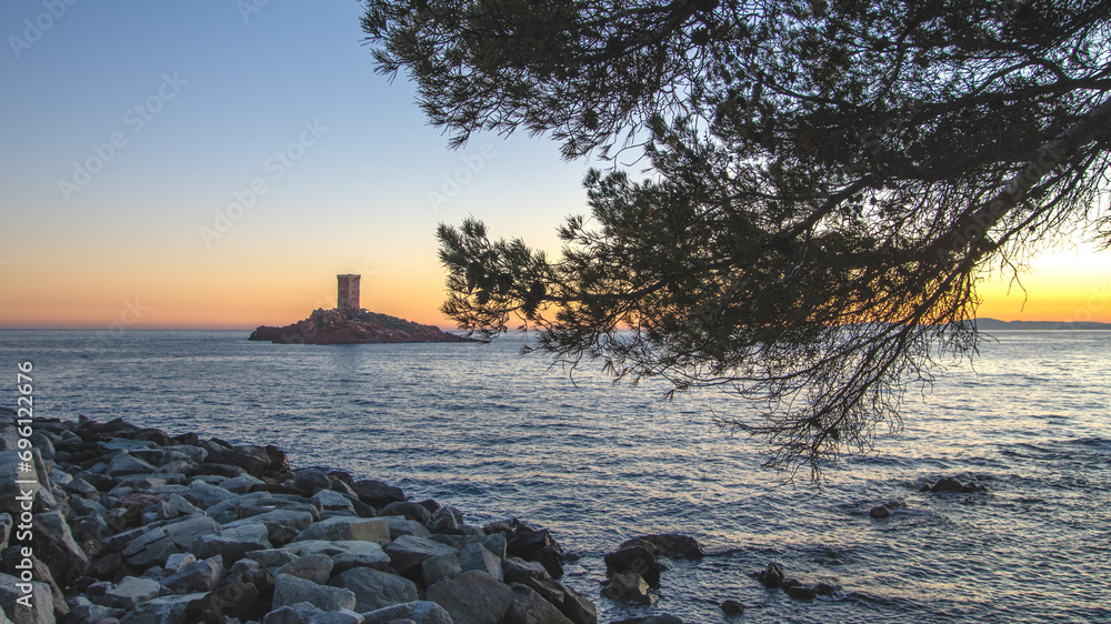 L'île d'Or à Saint Raphaël sur la Côte d'Azur, dans les lueurs d'un couchers de soleil en bord de mer