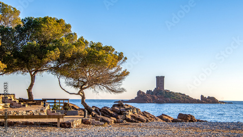 L'île d'Or à Saint Raphaël sur la Côte d'Azur, dans les lueurs d'un couchers de soleil en bord de mer