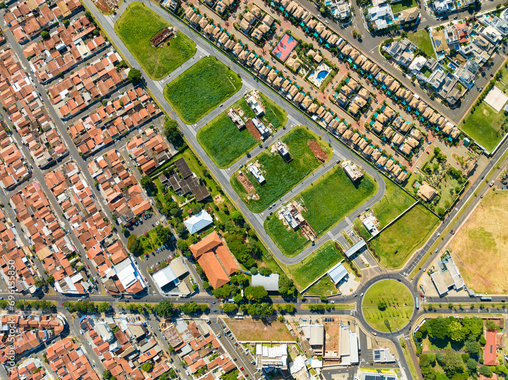 Fototapeta premium Imagem aérea de bairro residencial com condomínios, casas, vegetação e loteamentos sendo construídos na cidade de Paulínia SP (Paulinia) interior de São Paulo. 