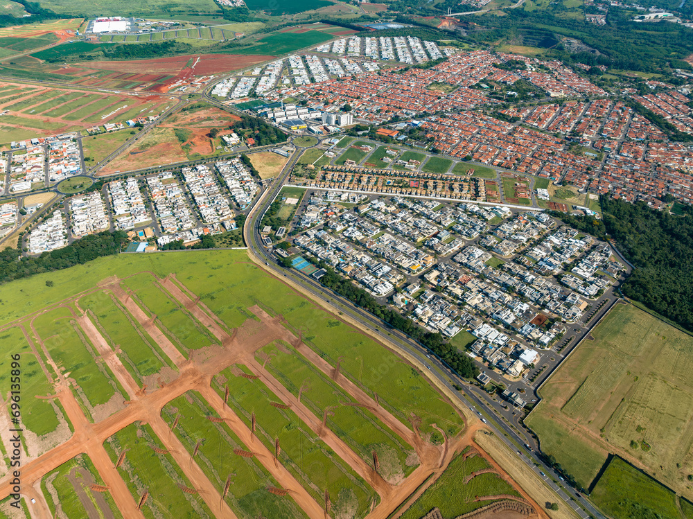 Imagem aérea de bairro residencial com condomínios, casas, vegetação e loteamentos sendo construídos na cidade de Paulínia SP (Paulinia) interior de São Paulo. 