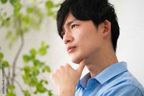 私服姿の若い男性　ライフスタイルイメージ