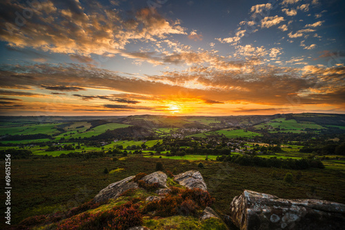 Zachodzące słońce nad barwnym krajobrazem parku Peak District, UK