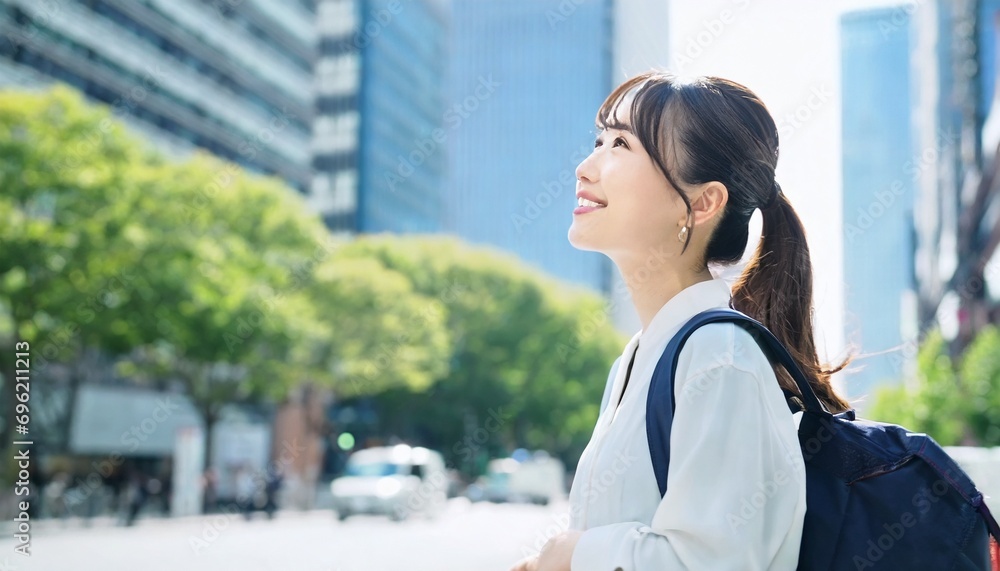 都会で上を見上げる若い女性