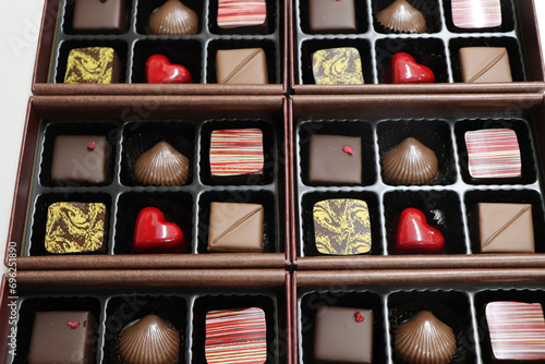バレンタインデーのチョコレートのギフトボックス © dede
