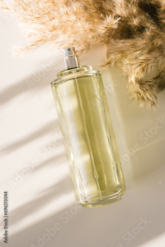 Frasco sostenible de perfume en spray aromas naturales con planta 