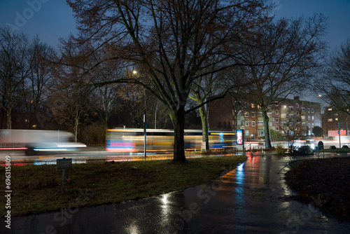 Baum in der Stadt , Nachts. Licht und langzeitbelichtuhung , Autos und Busse , Hamburg