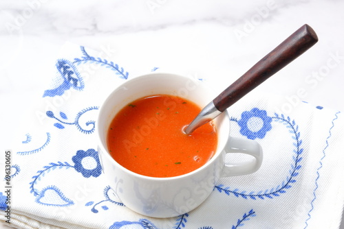 熱々のトマトスープ