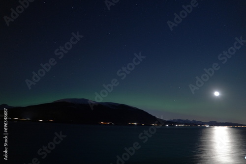 Helle Mondnacht mit grünem Polarlicht, green, Meer, Ozean, Berge, Licht, Spiegelung, Norwegen, Europa