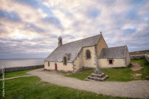 La chapelle saint they dans le cap sizun au bout de la pointe du van, face à l'océan atlantique, region Bretagne département du Finistère