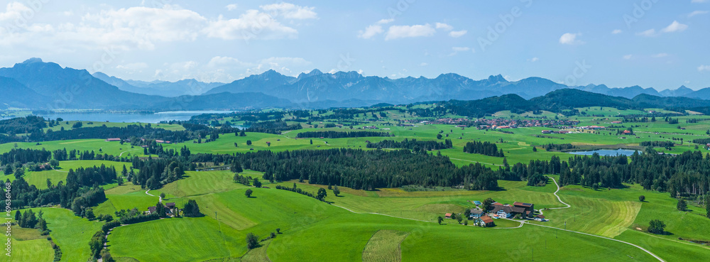 Sommer im Ostallgäu, Ausblick auf Roßhaupten am Forggensee und zum Alpenrand