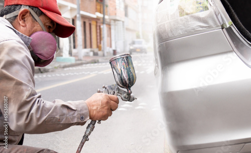 Slika na platnu tinsmith painting a car