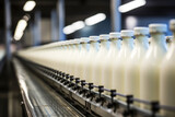 Industria alimenticia de productos lácteos, cadena productiva de botellas de leche.
