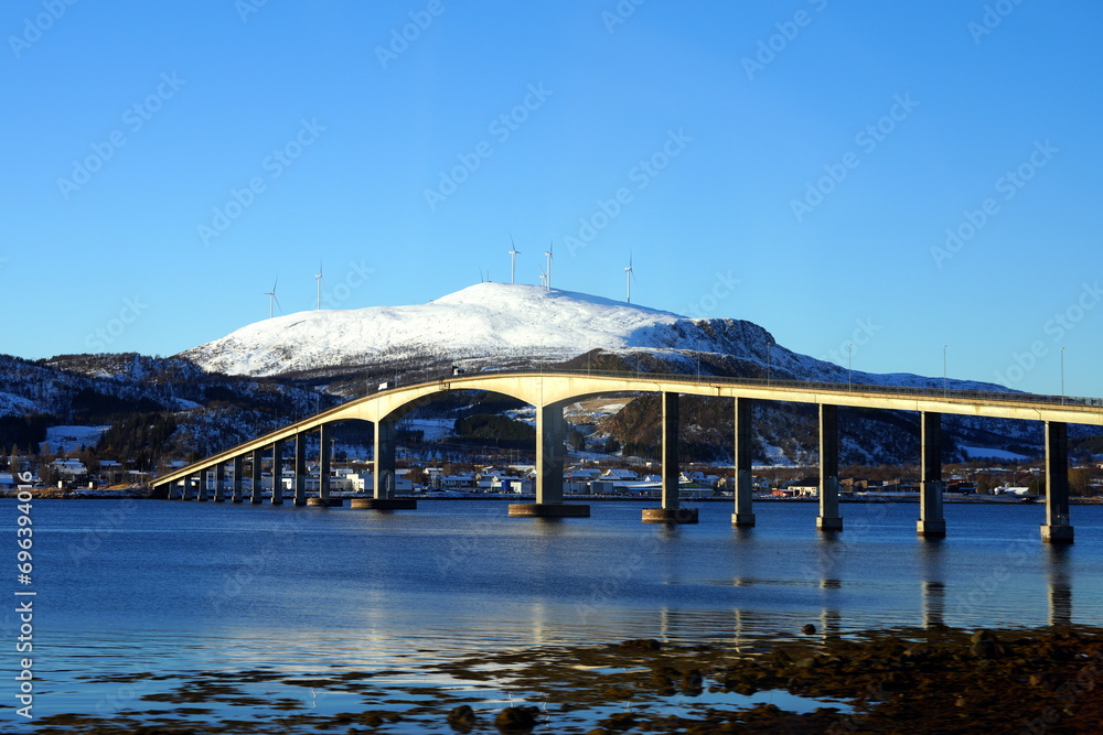 Sortlandsbrua, Brücke von Sortland, Vesteralen, Norwegen, Sonnenaufgang, Morgenlicht, Meer, Berg, Schnee, Windkraftanlage Meerenge, Ozean