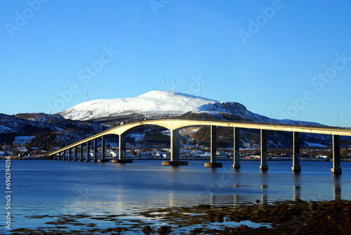 Sortlandsbrua, Brücke von Sortland, Vesteralen, Norwegen, Sonnenaufgang, Morgenlicht, Meer, Berg, Schnee, Windkraftanlage Meerenge, Ozean photo