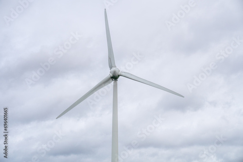 Windrad in Bewegung, Himmel mit Wolken ist gut zu sehen. Windenergie und Erneuerbare Energien Zeichen dieses Foto aus. 