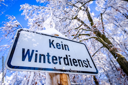warning sign in german - translation: no winter service