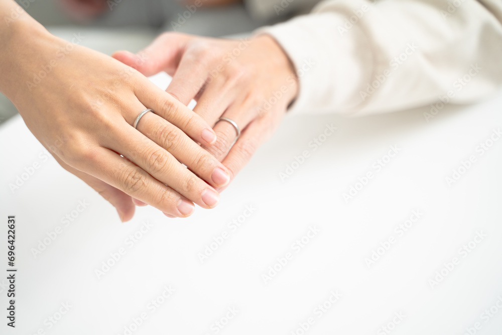結婚指輪をつけた夫婦の手 結婚指輪をつけた夫婦の手