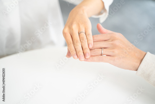 結婚指輪をつけた夫婦の手 photo
