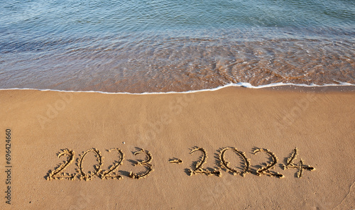 2023 - 2024 an an einem Strand in Sand geschrieben