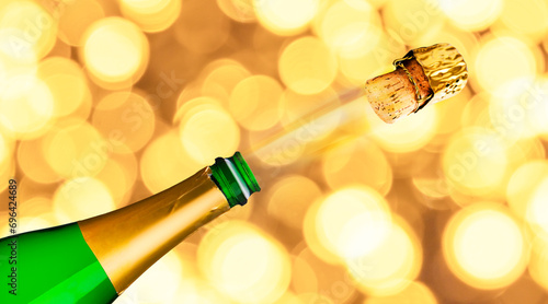 Sektflasche vor Feuerwerk an Silvester