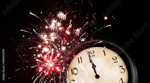 Zifferblatt einer Uhr um zwölf Uhr Mitternacht vor Feuerwerk an silvester