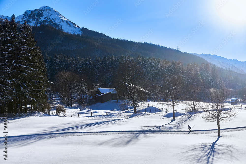 Fototapeta premium Winterpanorama mit Langlaufloipe im Salzburger Land bei Bramberg, in Österreich.