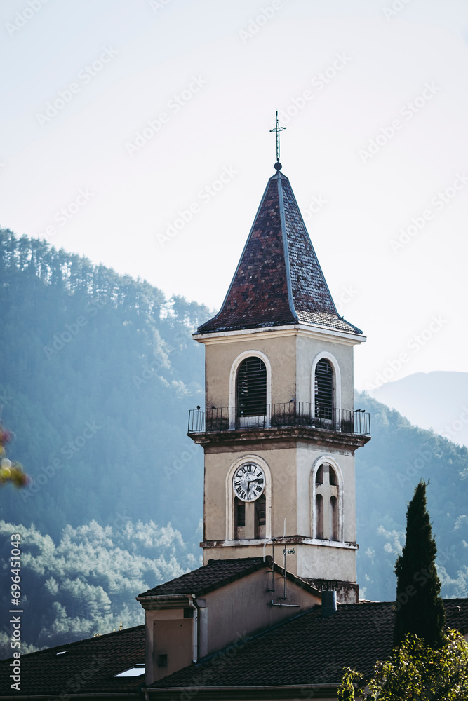 Clocher d'une église dans un petit village du sud de la France