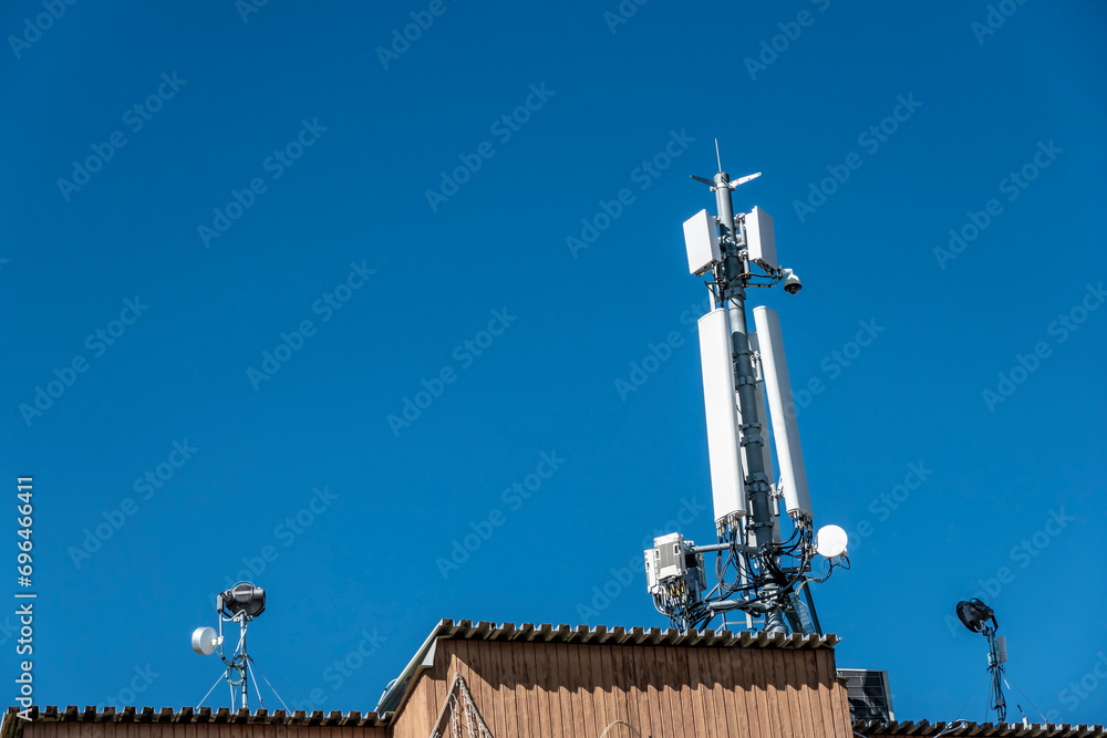 Naklejka premium Communication transmitters and receivers on the roof of a buildi