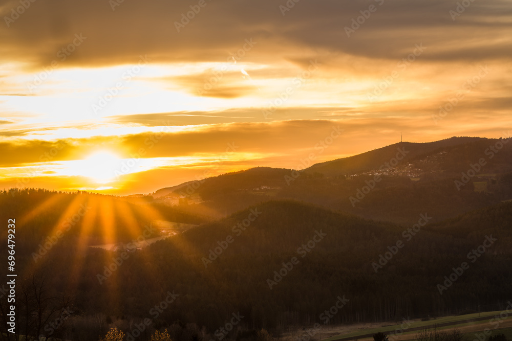 Ausblick von Haus im Wald zu dem Berg Brotjacklriegel im Bayerischen Wald bei Grafenau in Niederbayern während Sonnenuntergang und goldene Stunde, Deutschland