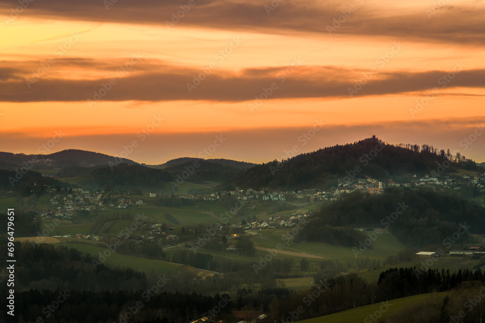 Blick von Haus im Wald nach Schönberg im Bayerischen Wald bei Grafenau in Niederbayern bei Sonnenuntergang und goldene Stunde, Deutschland