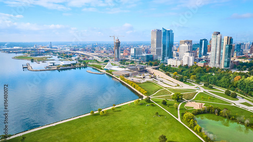 Obraz na plátně Aerial View of Milwaukee Waterfront and Urban Park