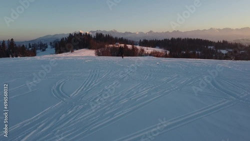 Przelot nad szczytem góry na Podhalu zimą z panoramą tatr w tle - 4K photo