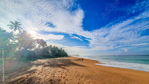 Bentota, Sri Lanka: Die Sonne strahlt auf einen Strand nahe Bentota photo