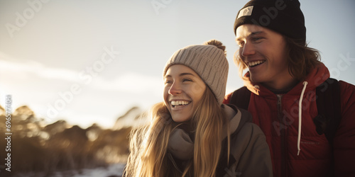 Jovens felizes na neve com roupas de frio e esqui - Papel de parede photo
