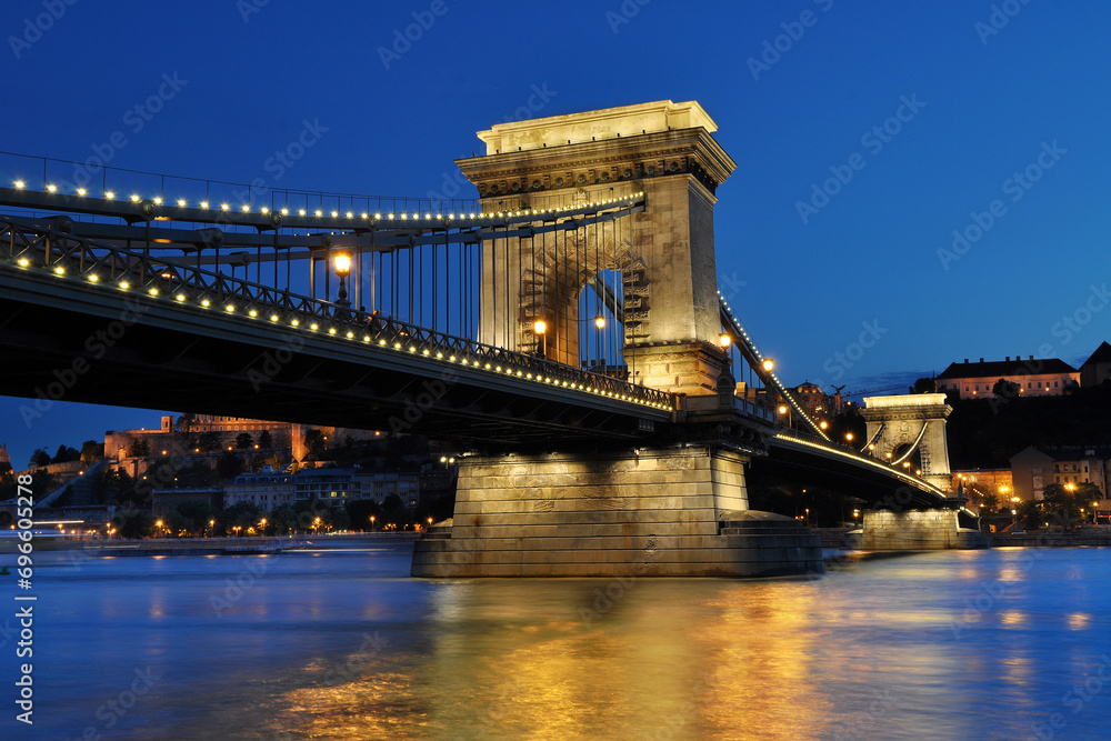 Obraz premium The famous Chain Bridge in dusk, Budapest