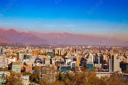 prédios da cidade de Santiago do Chile e as cordilheiras ao fundo
