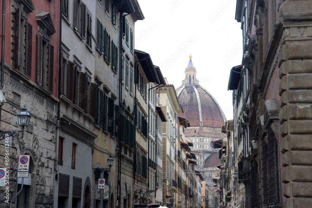 Altstadtgasse mit Blick auf die Kuppel des Doms von Florenz, Italien