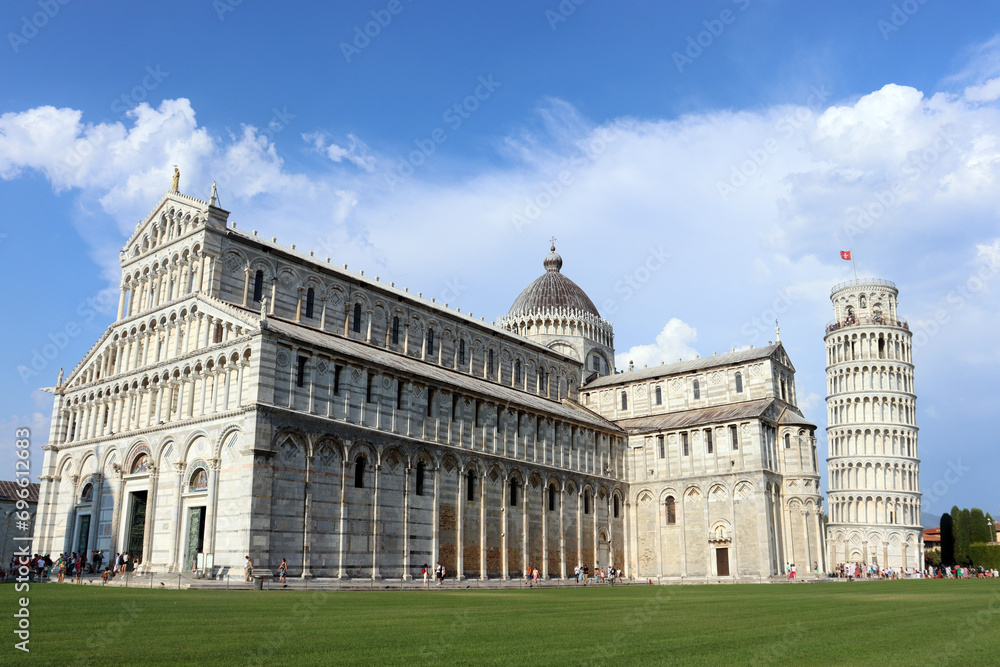 Der Dom mit dem Schiefen Turm auf der Piazza dei Miracoli in Pisa, Italien