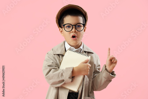 Shocked little detective wi...