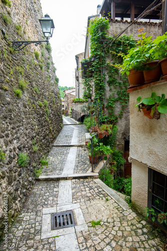 Fototapeta Naklejka Na Ścianę i Meble -  Pedestrian Alley - Pacentro - Italy