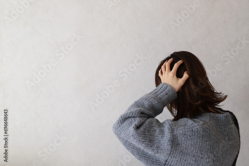 頭を抱える女性　ストレスイメージ