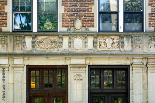 Φωτογραφία Entrance facade of an old residential building in Brookline, MA, USA