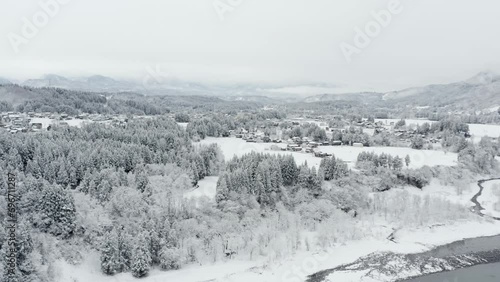 ドローン映像：美しい雪化粧をまとった田舎の集落