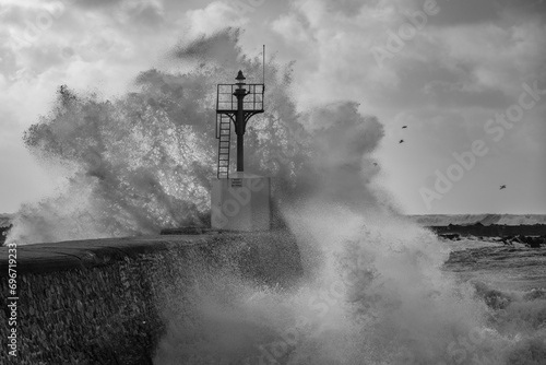 Splash vague sur un phare