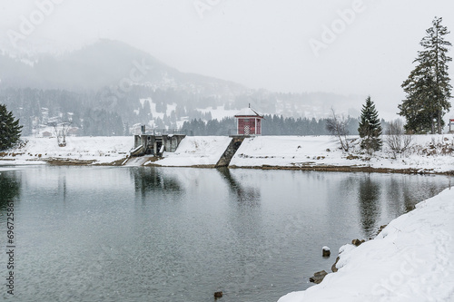 Lenzerheide, Valbella, Heidsee, Bergsee, Uferweg, Wanderweg, Winterwanderung, Langlauf, Loipe, Winterlandschaft, Seeufer, Alpen, Wald, Tannen, Eis, Winter, Schnee, Schneefall, Graubünden, Schweiz photo